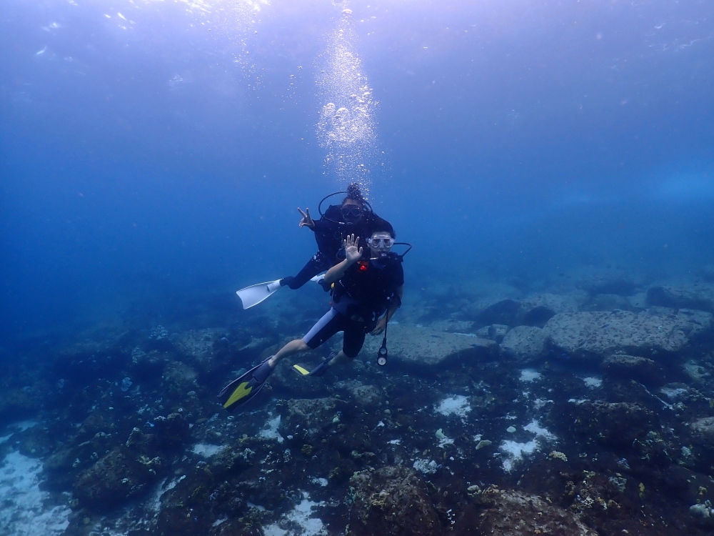 プーケットのラチャ島でダイビング