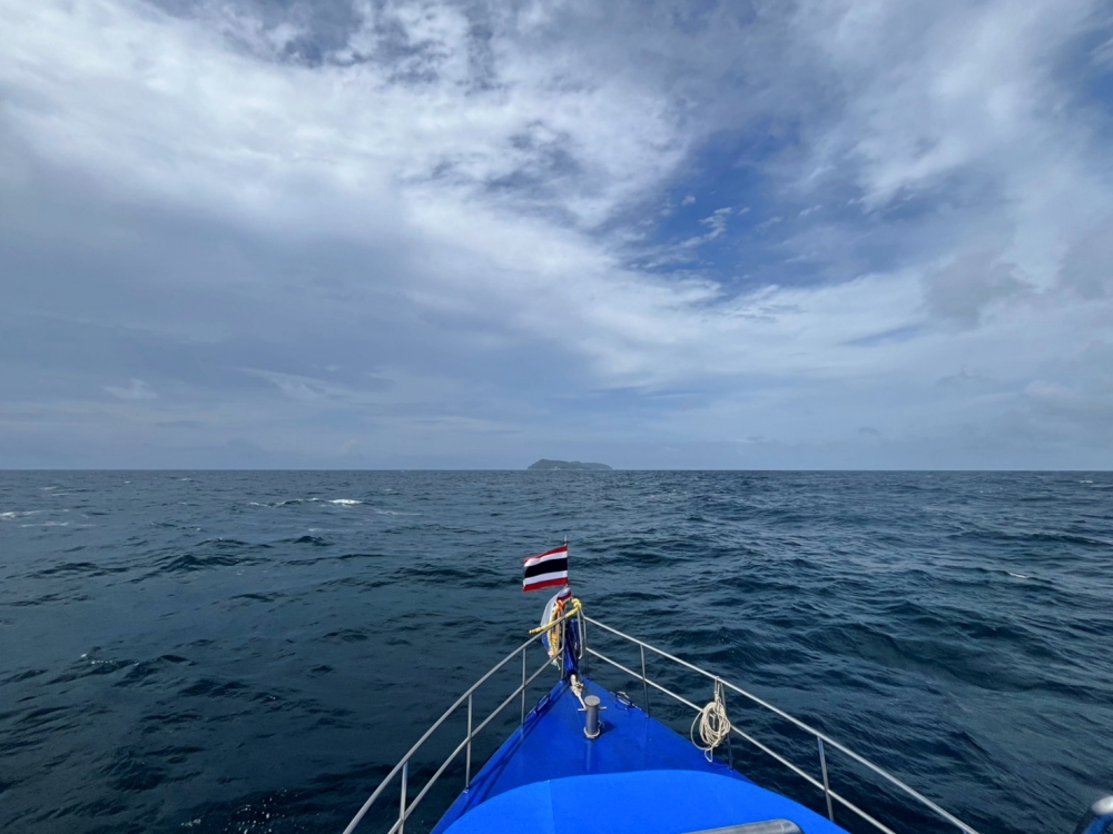 プーケットのラチャ島でダイビング