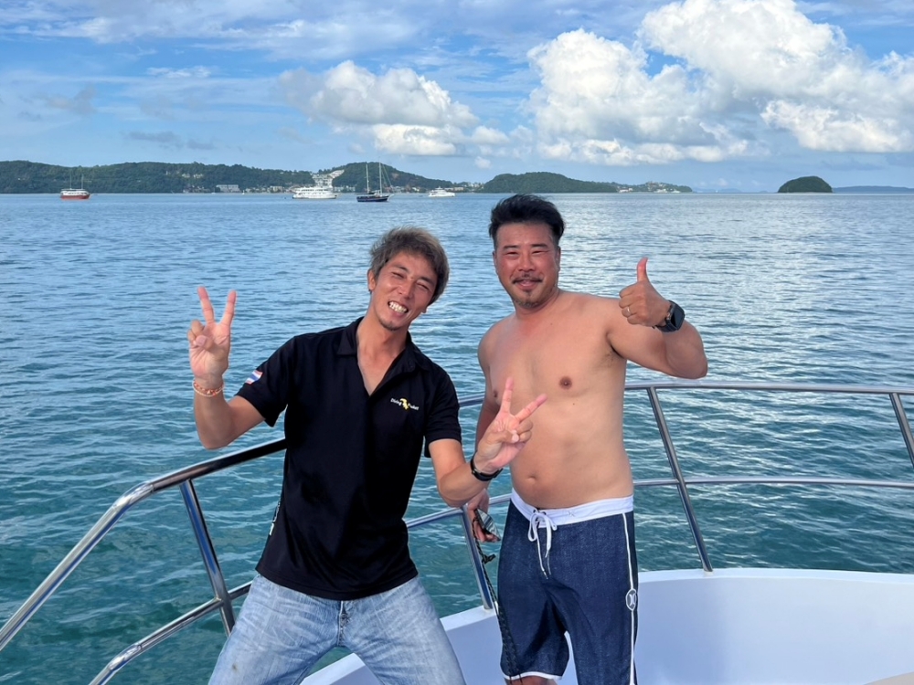 プーケットのラチャ島でダイビング