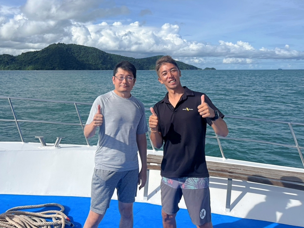 プーケットのラチャ島でダイビング