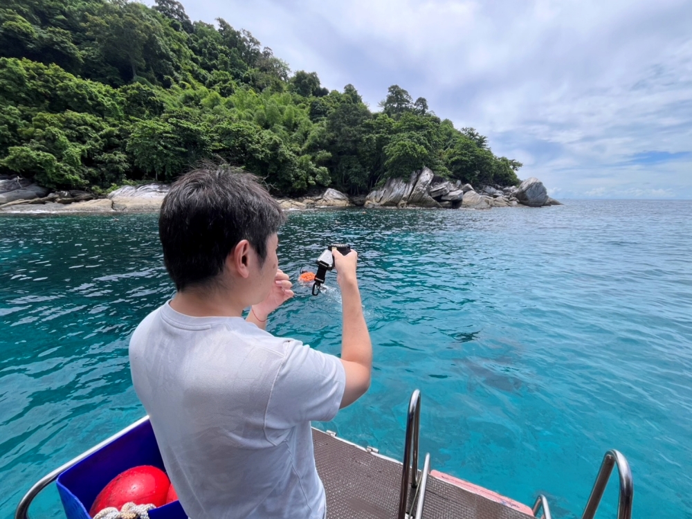 プーケットのラチャ島でダイビング