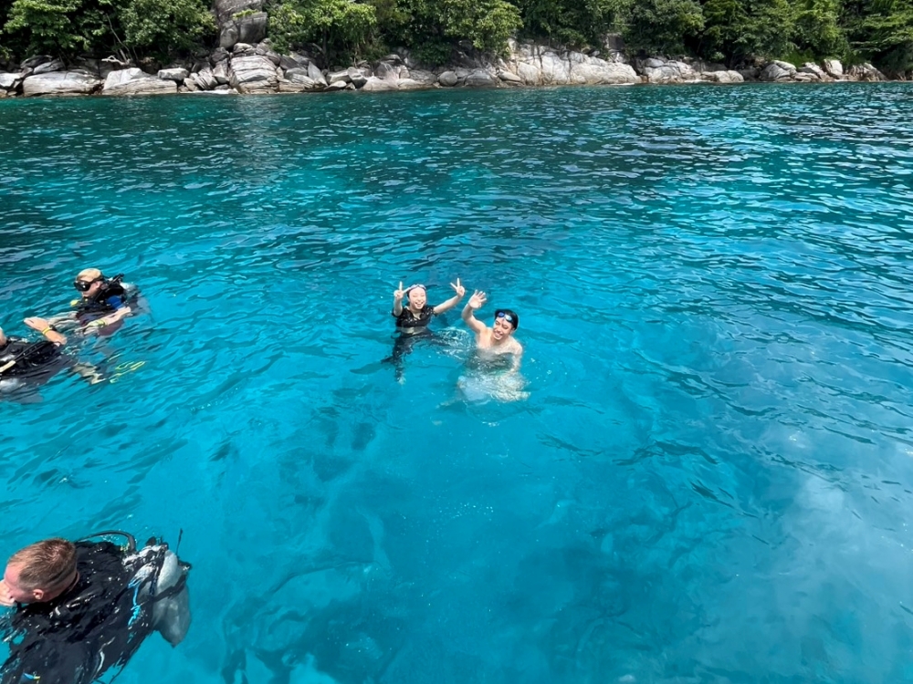 プーケットのラチャ島で体験ダイビング