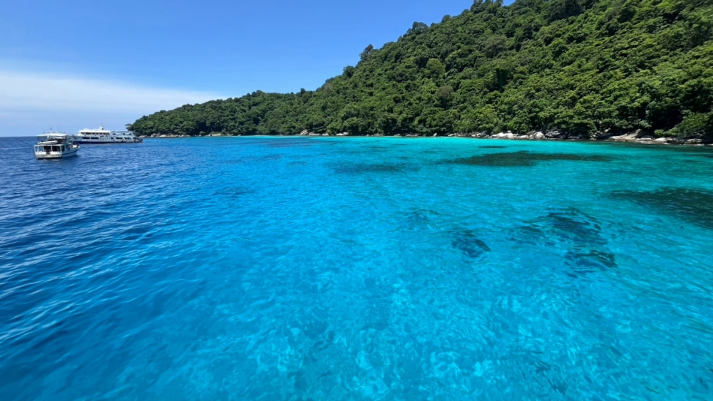 プーケットのラチャ島でダイビング