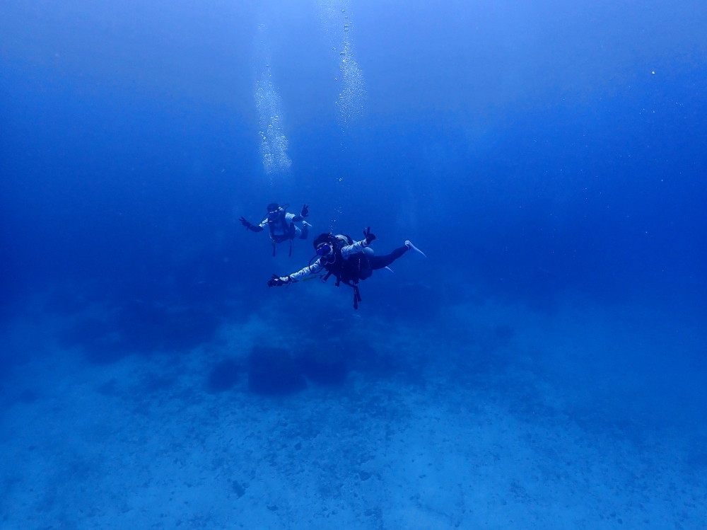 プーケットのラチャ島でダイビング